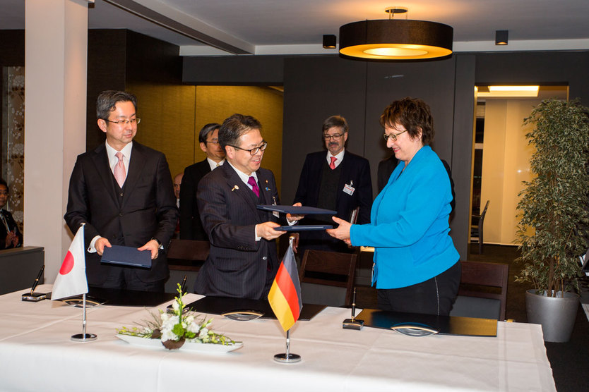 Im Anschluss an die Gespräche unterzeichneten Ministerin Zypries und Minister Seko die "Hannover Declaration".; Quelle: BMWi/Janssen