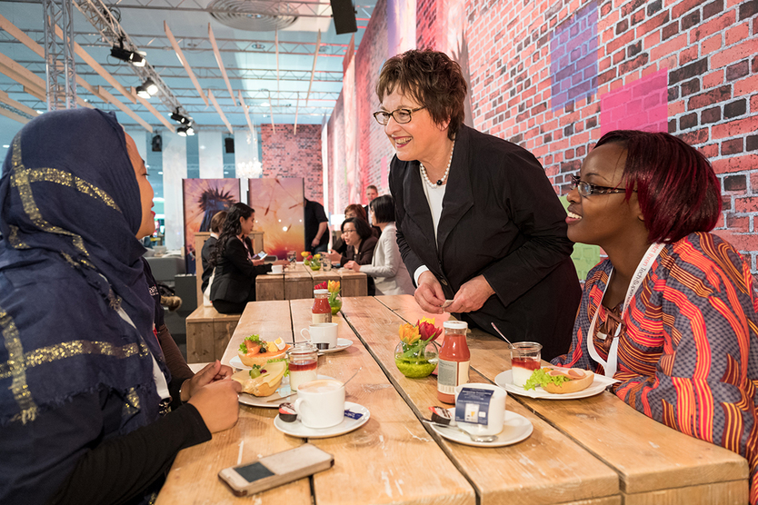 Am 21. März hat sich Bundeswirtschaftsministerin Zypries beim "Gründerinnenfrühstück – frauen_gruenden" auf der CeBIT 2017 mit Gründerinnen und Unternehmerinnen aus der Digitalbranche über Weiterbildungsangebote ausgetauscht.; Quelle: BMWi/Maurice Weiss