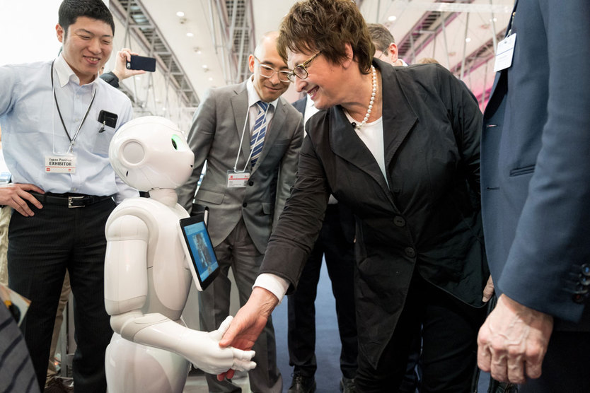 Messerundgang mit Bundesministerin Zypries. Neben IoT, Big Data, und künstlicher Intelligenz ist auch der Bereich Robotik auf der CeBIT vertreten – wie hier am Pavillon der japanischen Außenhandelsförderorganisation JETRO.; Quelle: BMWi/Maurice Weiss