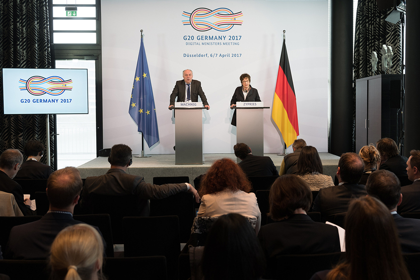 Nach Abschluss des Digitalministertreffens gaben die Bundesministerin für Wirtschaft und Energie Brigitte Zypries und Staatssekretär Machnig eine Pressekonferenz.