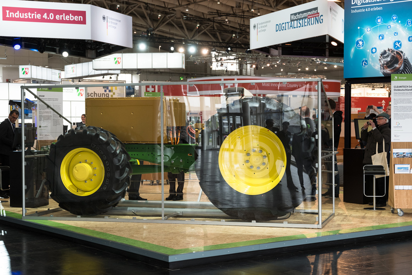 Auf dem Stand des BMWi ist unter anderem der SESAM-(Sustainable Energy Supply for Agricultura Machinery)-Traktor ausgestellt.