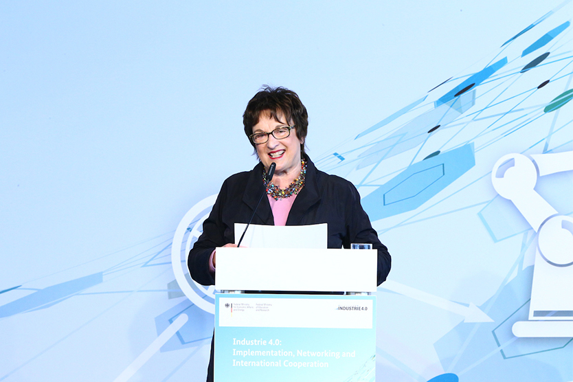 Brigitte Zypries eröffnet den Leaders‘ Dialogue der Plattform Industrie 4.0 „Industrie 4.0 – Implementierung, Vernetzung und internationale Kooperation“ mit einer Rede.