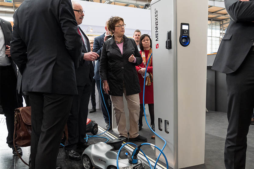 Das Familienunternehmen Mennekes zeigt der Ministerin intelligente, praxistaugliche Lade-Lösungen für die Elektromobilität.