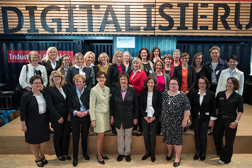 Am Mittag traf die Bundeswirtschaftsministerin 25 Unternehmerinnen zum „Mittelstand-Digital Ladies Lunch“, um über Chancen und Herausforderungen der Digitalisierung zu diskutieren.