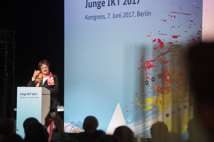 Die Bundesministerin für Wirtschaft und Energie, Brigitte Zypries, prämierte auf dem Kongress „Junge IKT 2017“ vier Start-ups aus dem Bereich der Informations- und Kommunikationstechnologien (IKT) mit dem Preis „IKT-Gründung des Jahres“.