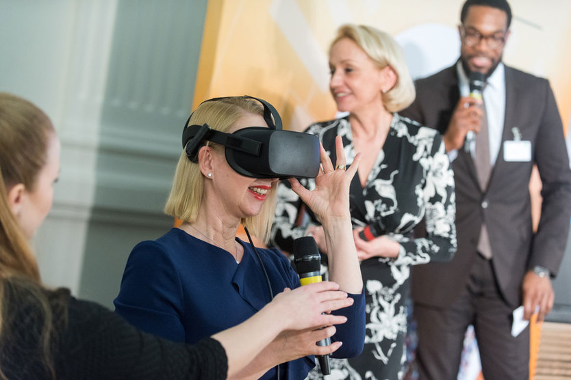 Im Pitch des Start-ups GreenTec Capital GmbH testete "Lionesses of Africa"-Gründerin Melanie Hawken eine Virtual Reality-Brille.