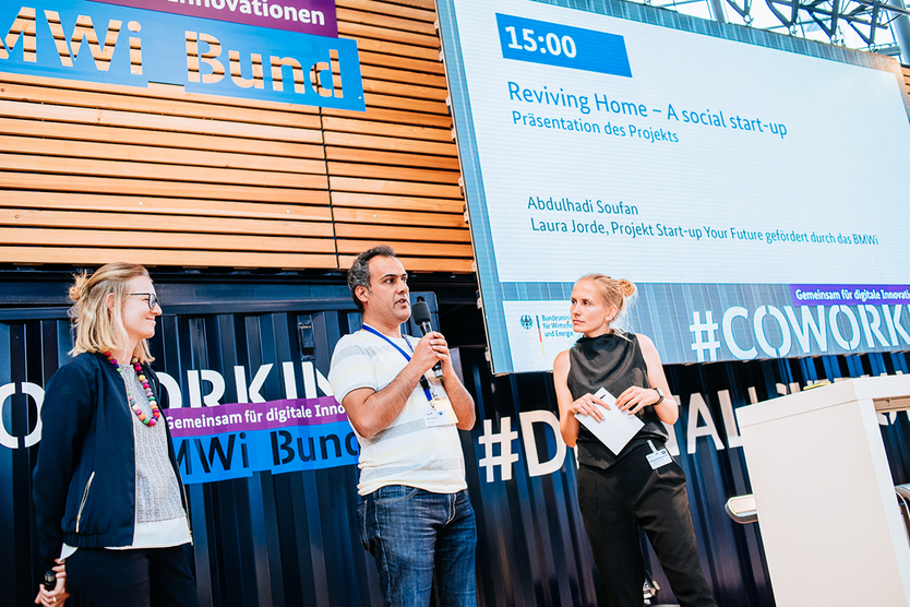 Abdulhadi Soufan, frischgebackener Sieger des We Do Digital-Awards, präsentiert seine Plattform "Reviving Home" am Stand des BMWi.