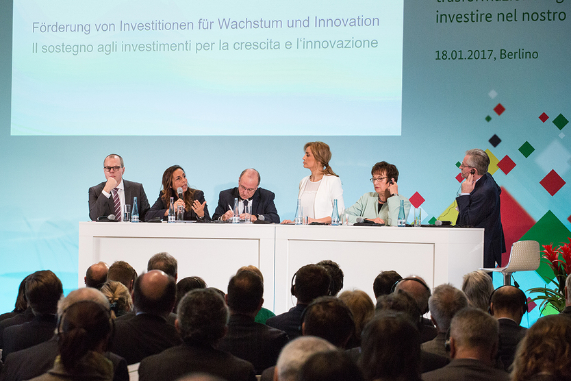 Im Rahmen des ersten von zwei Panels standen Fragen der Förderung von Investitionen für Wachstum und Innovation im Mittelpunkt der Gespräche; Quelle: BMWi/Espen Eichhöfer
