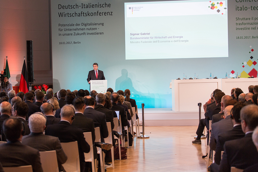 Im Anschluss an das erste Panel richtete Bundesminister Sigmar Gabriel das Wort an die Teilnehmer.; Quelle: BMWi/Espen Eichhöfer
