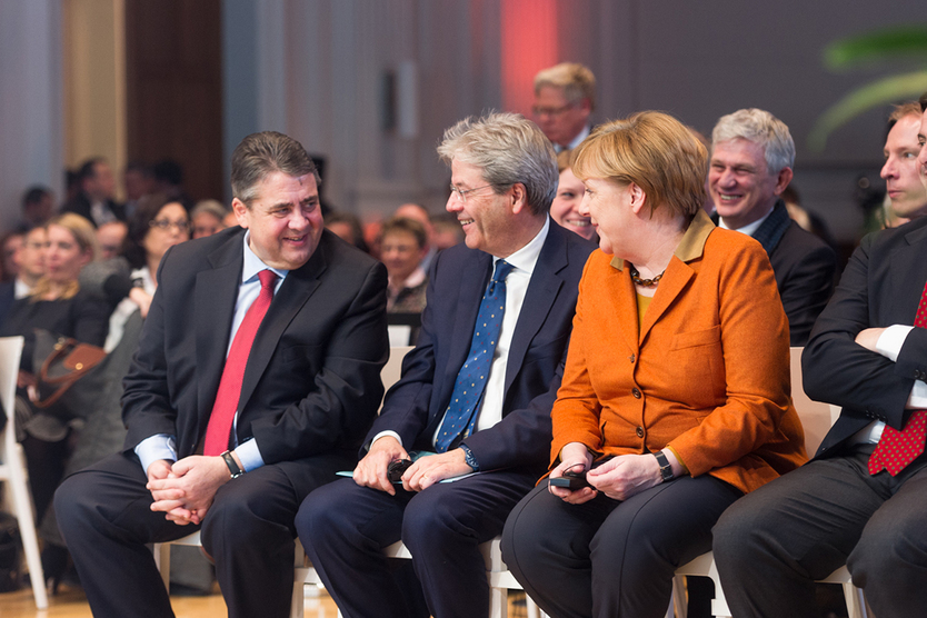 Bundesminister Sigmar Gabriel im Gespräch mit Bundeskanzlerin Angela Merkel und dem Ministerpräsidenten der Italienischen Republik, Paolo Gentiloni; Quelle: BMWi/Maurice Weiss