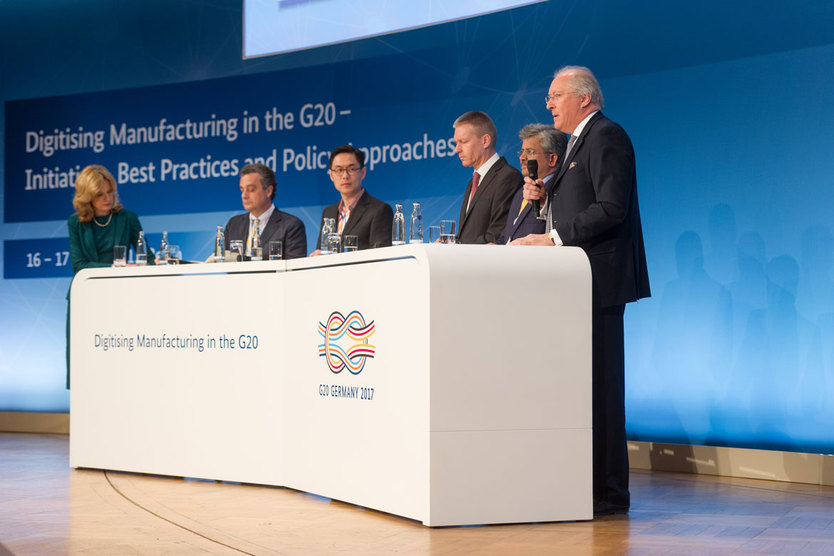 Hier ist die Panel-Dsiskussion zum Thema "Factories of the future – from global value chains to  interconnected global value networks" zu sehen.; Quelle: BMWi/Maurice Weiss