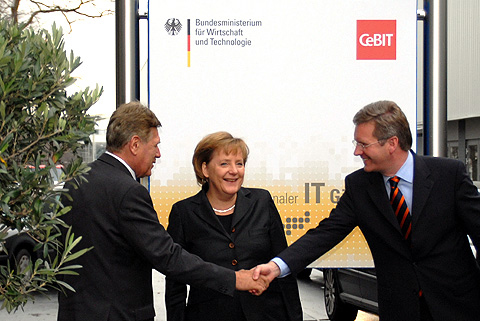Michael Glos, Bundesminister für Wirtschaft und Technologie, Bundeskanzlerin Dr. Angela Merkel und Ministerpräsident Christian Wulff; Quelle: BMWi