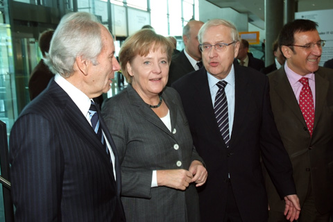 Bundeskanzlerin Dr. Angela Merkel (2.v.l.) u. a.; Quelle: BMWi/Lüders