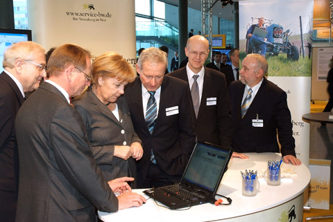 Bundeskanzlerin Dr. Angela Merkel und Bundesminister Rainer Brüderle am Stand von Baden-Württemberg; Quelle: BMWi/Lüders