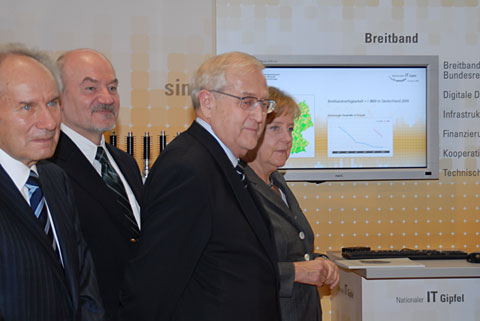Bundeskanzlerin Dr. Angela Merkel und Bundesminister Rainer Brüderle informieren sich über den Umsetzungsstand der Breitbandstrategie; Quelle: BMWi/Eriksson