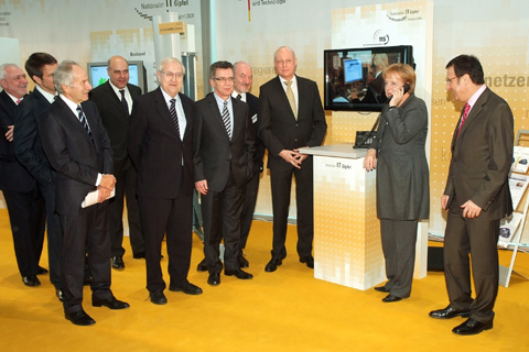 Testanruf von Bundeskanzlerin Dr. Angela Merkel bei der Einheitlichen Behördenrufnummer D115; Quelle: BMWi/Lüders