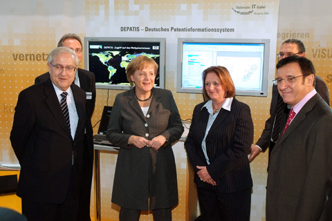 Bundeskanzlerin Dr. Angela Merkel u. a. informieren sich über das Deutsche Patentinformationssystem DePatis; Quelle: BMWi/Lüders