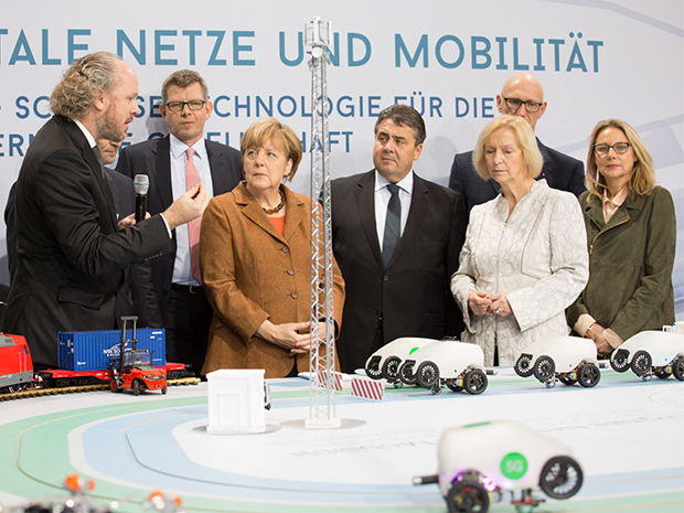 Auf einem Rundgang lassen sich Angela Merkel, Sigmar Gabriel, Johanna Wanka, die Cornelia Yzer sowie Timotheus Höttges einen Parcours zeigen, der die Anwendung der 5G-Mobilfunk- und Netztechnologie simuliert; Quelle: BMWi/Espen Eichhöfer