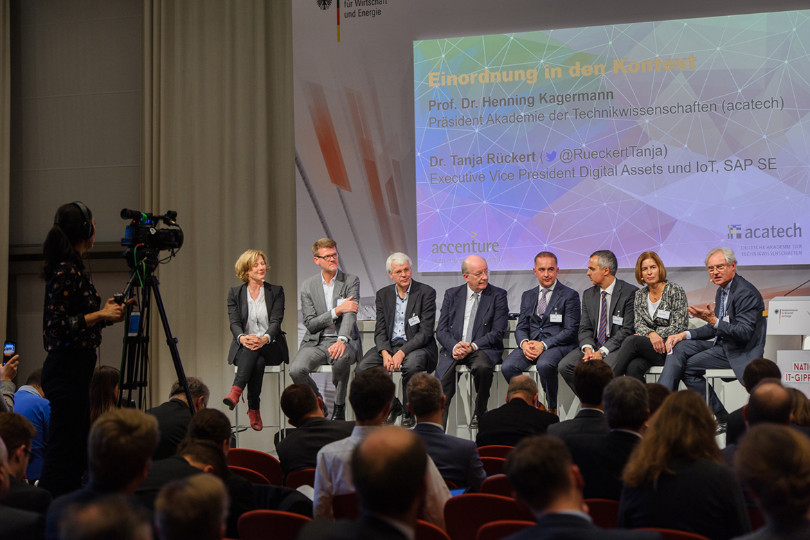 Die Plattform Innovative Digitalisierung u.a. mit der Digital-Botschafterin der Bundesregierung Prof. Dr. Gesche Joost (links); Quelle: BMWi/Maurice Weiss