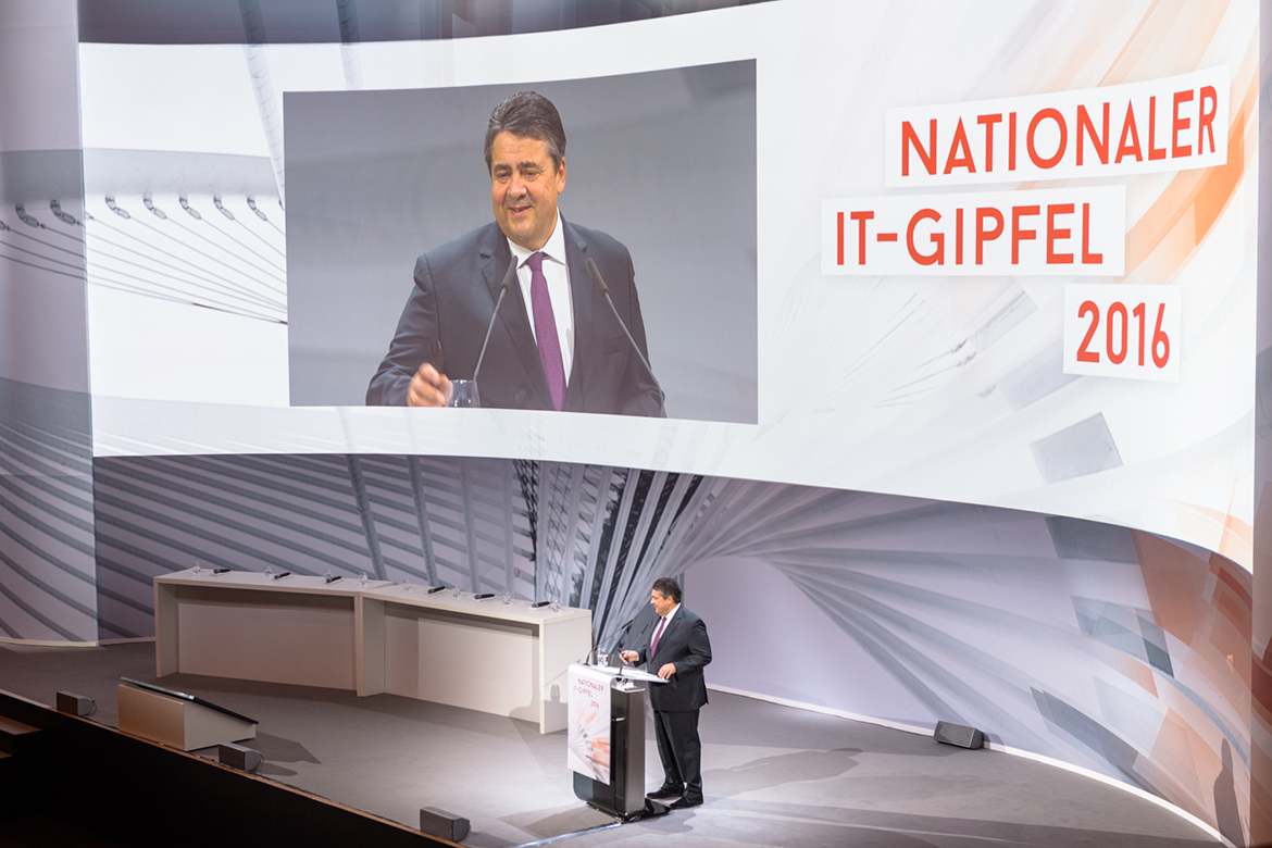 Bundeswirtschaftsminister Gabriel eröffnete am 17.11. den 10. Nationalen IT-Gipfel in Saarbrücken.;Quelle: BMWi/Maurice Weiss