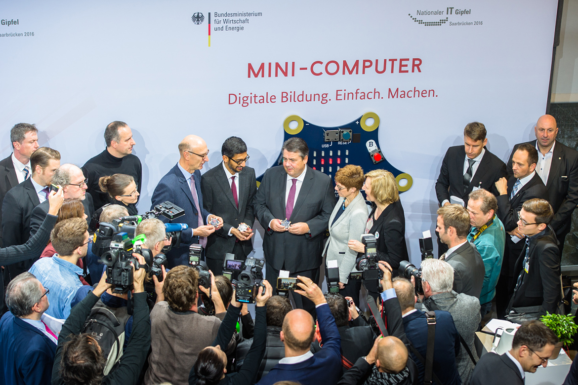 Das BMWi stellt zahlreiche Initiativen zur digitalen Bildung und digitalen Transformation der Wirtschaft auf dem 10. Nationalen IT-Gipfel vor, u. a. den Mini-Computer "Calliope mini".;Quelle: BMWi/Maurice Weiss