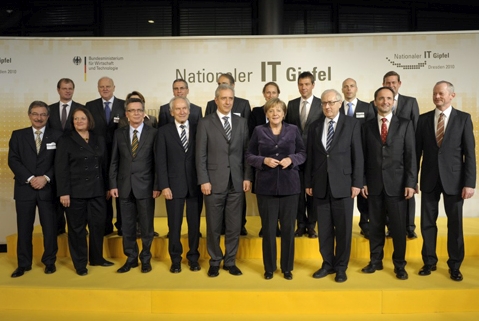 Gruppenfoto vor der Pressewand; Quelle: BMWi/Jürgen Gebhardt