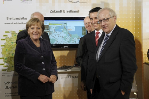 Bundeskanzlerin Dr. Angela Merkel und Bundesminister Rainer Brüderle informieren sich über den Umsetzungsstand der Breitbandstrategie; Quelle: BMWi/Jürgen Gebhardt