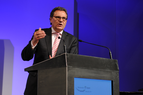 Parlamentarischer Staatssekretär beim Bundesminister für Wirtschaft und Technologie Hans-Joachim Otto bei seiner Rede am Vorabend des Sechsten Nationalen IT Gipfels; Quelle: BMWi