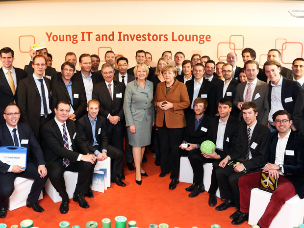 Bundeskanzlerin Merkel, Bundesminister Rösler und Vertreter aus Wirtschaft und Politik mit jungen Unternehmern in der Young IT and Investors Lounge; Quelle: BMWi