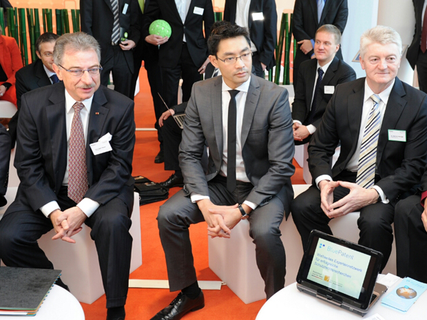Bundesminister Dr. Philipp Rösler (Mitte) diskutiert im Rahmen des IT-Gipfels 2012 mit dem BITKOM-Präsidenten Prof. Dieter Kempf (links) und dem Vorstandsvorsitzenden der ThyssenKrupp AG Dr. Heinrich Hiesinger (rechts); Quelle: BMWi