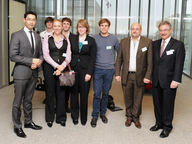Bundesminister Dr. Philipp Rösler (links) und BITKOM-Präsident Prof. Dieter Kempf (rechts) mit den Teilnehmern der Bloggerchallenge zum IT-Gipfel 2012; Quelle: BMWi