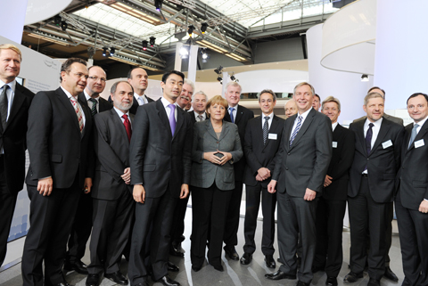 Bundeskanzlerin Dr. Angela Merkel und Bundesminister für Wirtschaft und Technologie Dr. Philipp Rösler mit hochrangigen Vertretern der Wirtschaft; Quelle: BMWi