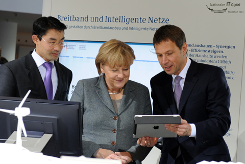 Bundesminister für Wirtschaft und Technologie Dr. Philipp Rösler und Bundeskanzlerin Dr. Angela Merkel mit René Obermann, Vorstandsvorsitzender Deutsche Telekom; Quelle: BMWi