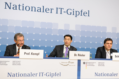 Bundesminister Dr. Philipp Rösler während  der Pressekonferenz anlässlich des Sechsten Nationalen IT-Gipfels; Quelle: BMWi