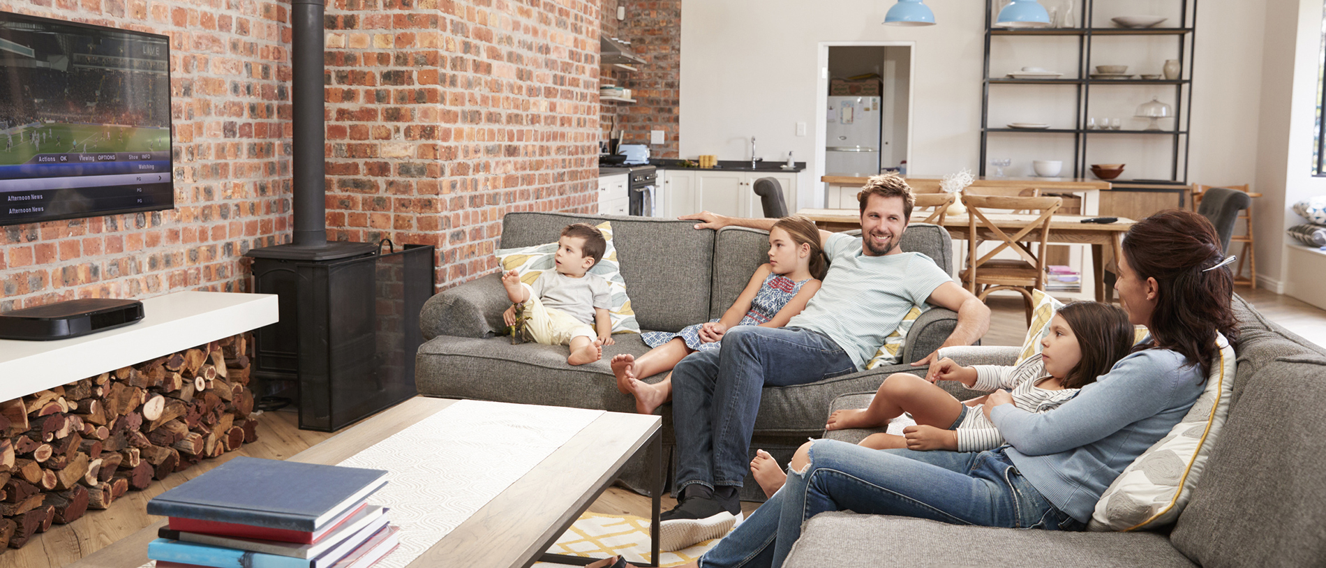Familie im Wohnzimmer zu Smart Living