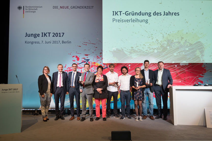 Bundesministerin Brigitte Zypries mit den Preisträgern der Verleihung "IKT-Gründung des Jahres.