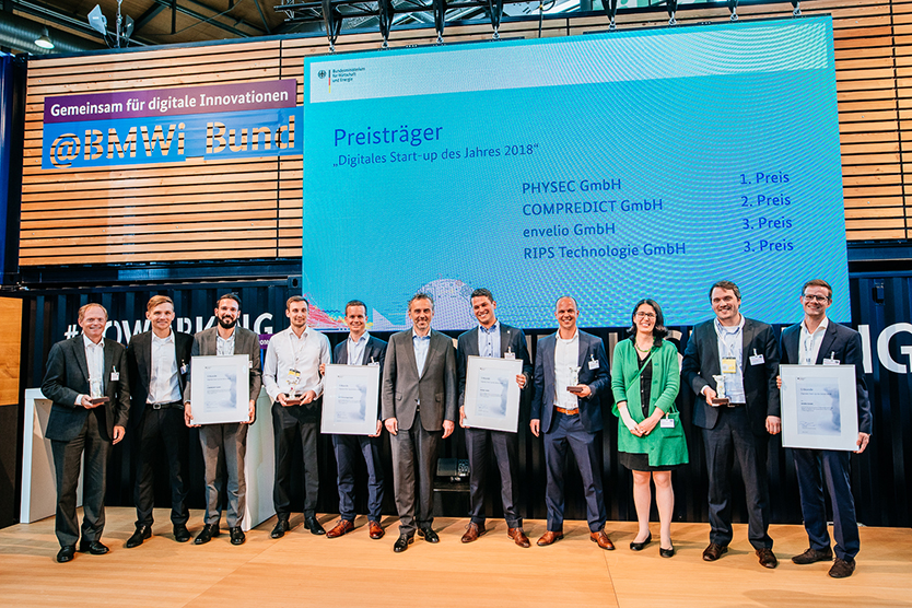Thomas Jarzombek, Koordinator der Bundesregierung für Luft- und Raumfahrt, (Mitte) mit den Preisträgern "Digitales Start-up des Jahres 2018“