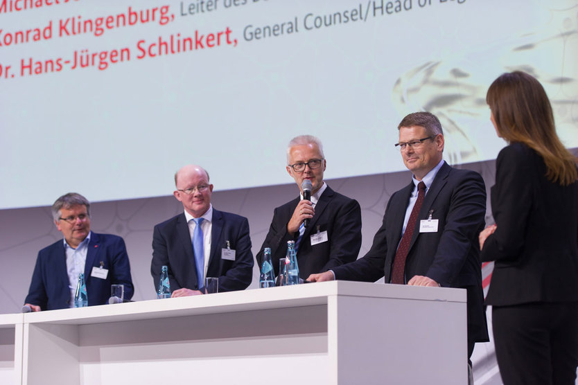 Konrad Klingenburg (IG Metall), Dr. Hans-Jürgen Schlinkert (Thyssenkrupp AG), Michael Jochem (Robert Bosch GmbH) sowie Kai Garrels (ABB Stotz-Kontakt GmbH) (v.l.n.r.)
