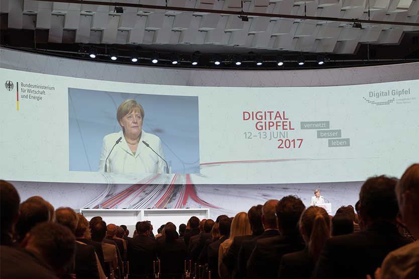 Die Bundeskanzlerin während ihrer Keynote, bevor mit dem Forum "Digitale Gesundheit für Morgen: Präziser forschen und behandeln" der diesjährige Digital-Gipfel ausklang.