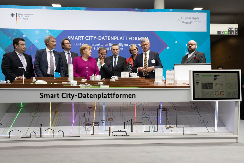 Bundeskanzlerin Angela Merkel informierte sich zusammen mit den teilnehmenden Bundesministern auf dem Gipfel über Smart City-Datenplattformen.