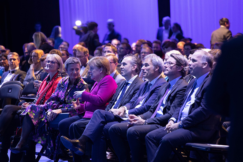 Im Publikum (v.l.n.r.): Anja Karliczek, Margrete Vestager, Angela Merkel, Thomas Jarzombek, Achim Berg und Andreas Scheuer