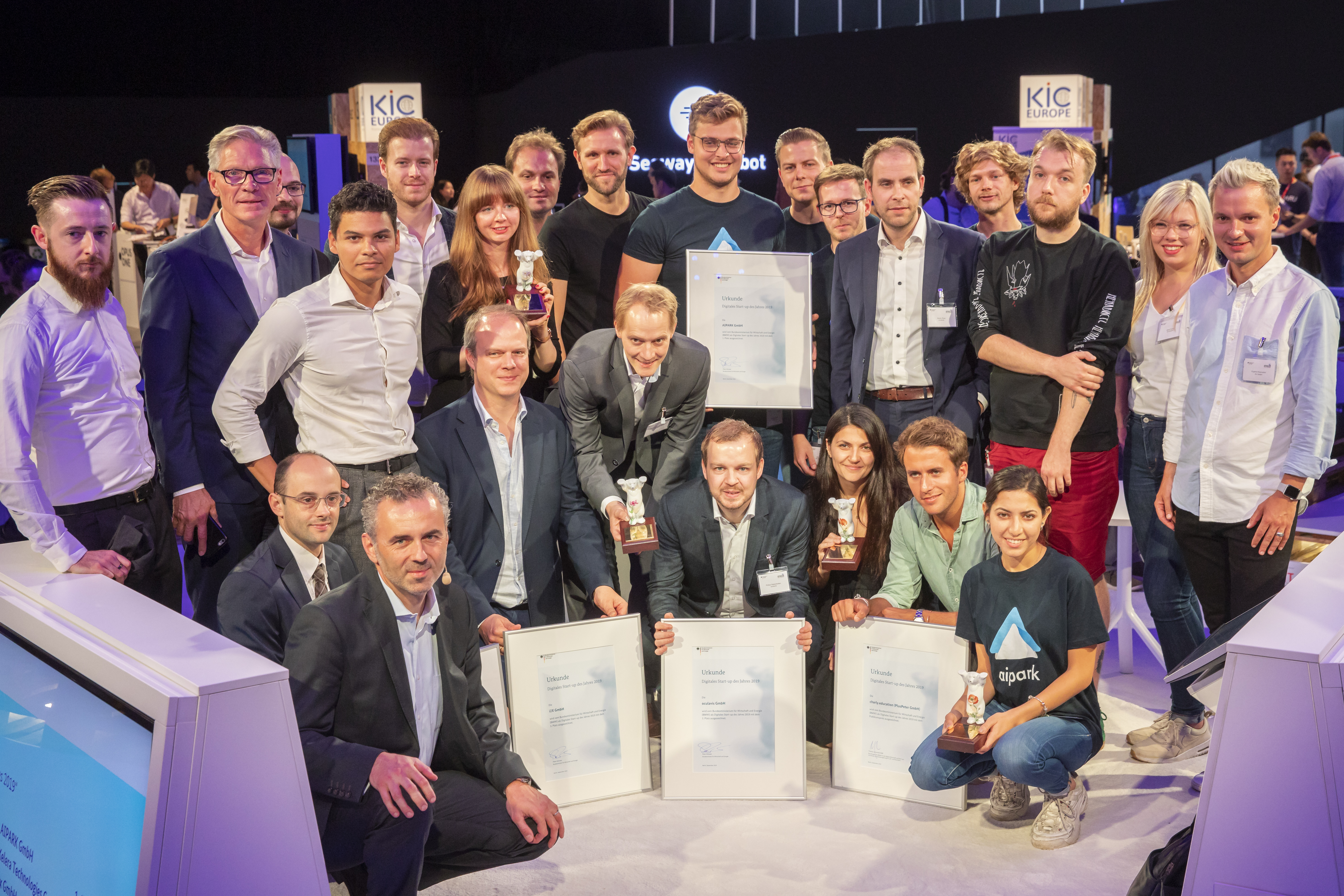 Gruppenbild Preisträgerteams "Digitales Start-up des Jahres 2019"