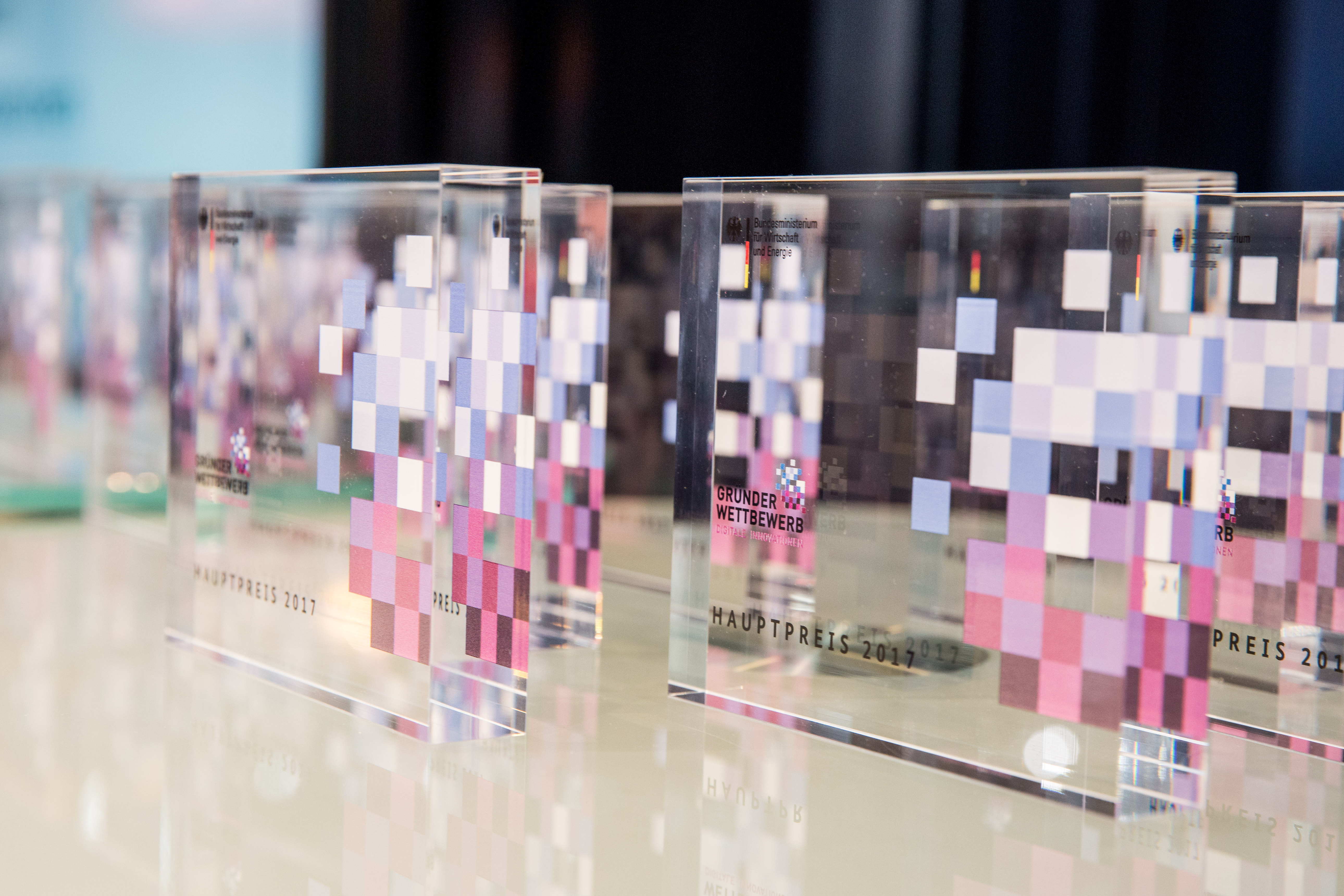 Viereckige Glaskörper mit der Gravur des Gründerwettbewerbs