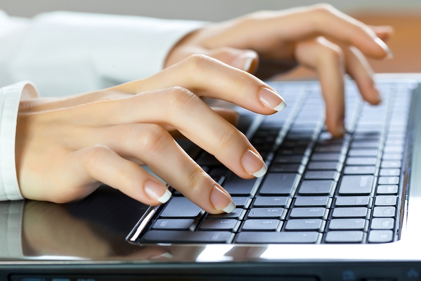 Darstellung einer Person, die auf einer PC-Tastatur schreibt.