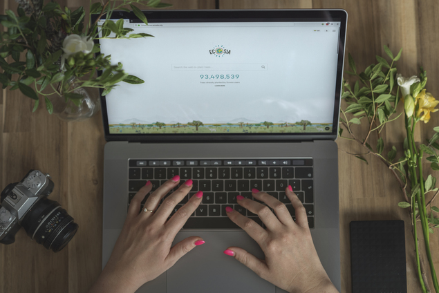 Das Bild zeigt einen Laptop auf dem die Suchmaschine Ecosia geöffnet ist. 