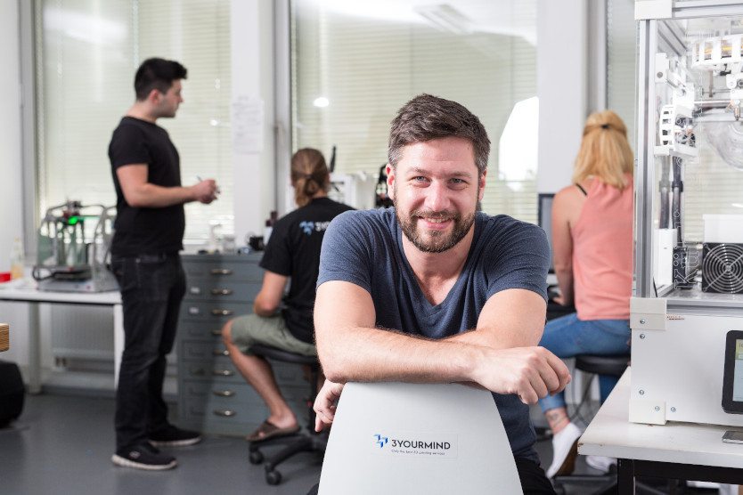 Dieses Bild zeigt Stephan Kühr, Gründer und CEO des Start-ups 3Yourmind, auf einem Stuhl sitzend in einem Labor. 