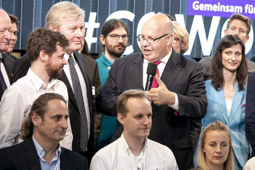 Dieses Bild zeigt Bundeswirtschaftsminister Peter Altmaier inmitten der Preisträgerteams des Gründerwettbewerbs bei der Verleihung auf der Cebit 2018.
