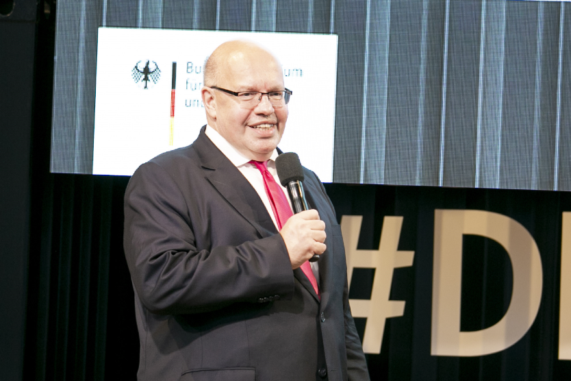 Dieses Bild zeigt Bundeswirtschaftsminister Peter Altmaier bei einer Ansprache auf der Cebit 2018.