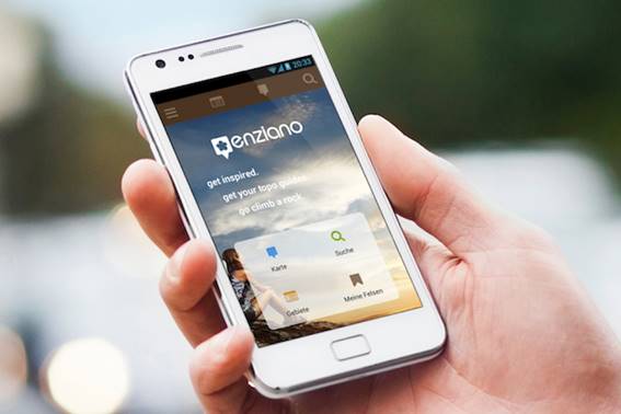 Eine  Hand hält ein weißes Smartphone mit der App von enziano