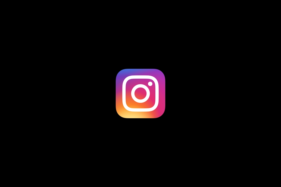 Instagram-Logo auf schwarzem Hintergrund